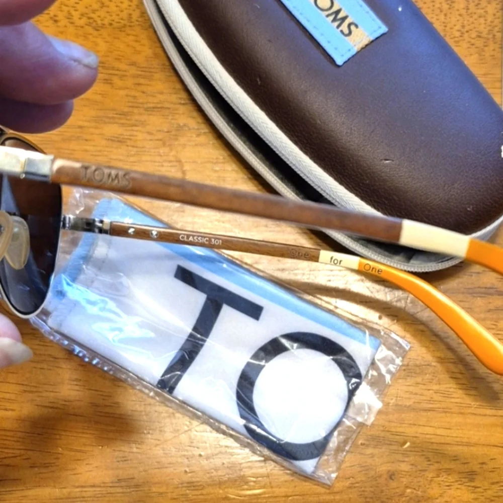 Toms Brown Glasses In Case With Cloth - Picture 4 of 8
